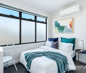 Luxury Five-Bedroom Townhouse in a Prime Sunshine Location - Photo 4