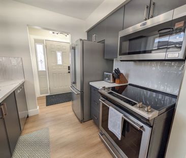 Beautiful 3 Bedroom Main Unit in Niagara Falls! - Photo 4