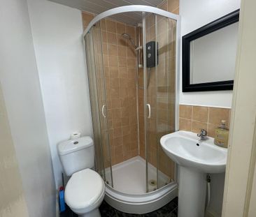 1 bedroom in a house share to rent - Photo 3