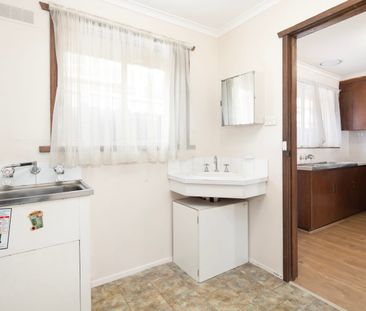 TIDY TWO BEDROOM UNIT TWO BLOCKS FROM BLAKES GROCERS - Photo 5