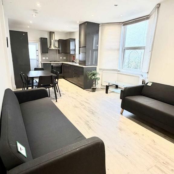 5 bedroom house to rent - Photo 1