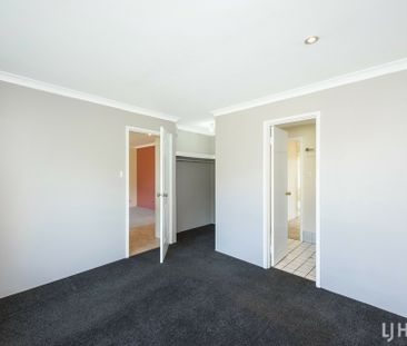 Tidy & Ideally Located Opposite a Family-Friendly Park - Photo 6