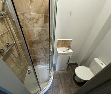 1 bedroom in a house share to rent - Photo 4