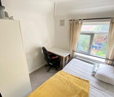 4 bedroom terraced house to rent - Photo 3