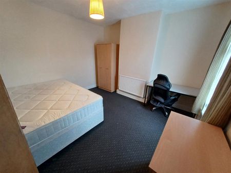 Queen Street, Pontypridd - Photo 3