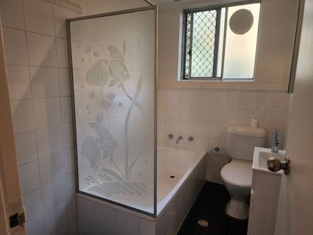 PERFECTLY LOCATED CLOSE TO STATION, SHOPS & SCHOOLS - Photo 5