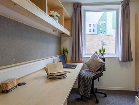 1 bedroom in a flat share to rent - Photo 2