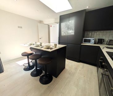 DOUBLE ROOM - AVAILABLE NOW - Photo 2