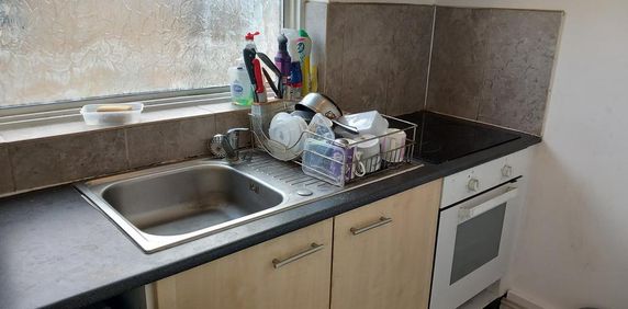 1 bedroom in a flat share to rent - Photo 2