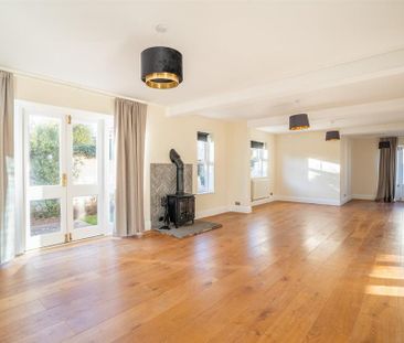 4 bedroom detached house to rent - Photo 2