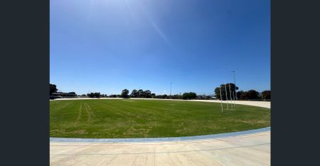 FOR RENT – Renovated 3-Bedroom Family Home with Beautiful Rose Gardens Opposite Oval/Playground - Photo 2