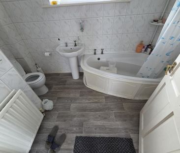 4 bedroom detached house to rent - Photo 3