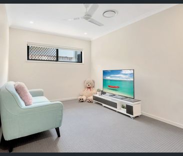 Low-Maintenance, Stylish Family Home in Prime Coomera Location - Photo 2