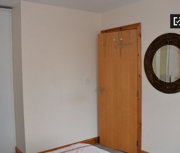 Room to rent in 3-bedroom house in Clonsilla, Dublin - Photo 2