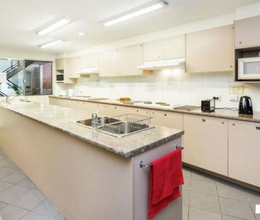 Large Single Room. Rent Includes Electricity, Wi Fi and Water – Bus... - Photo 4