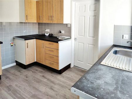 3 bedroom semi-detached house to rent - Photo 5