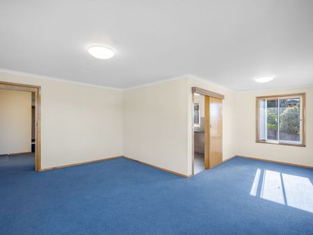 Delightful Three Bedroom - Photo 3