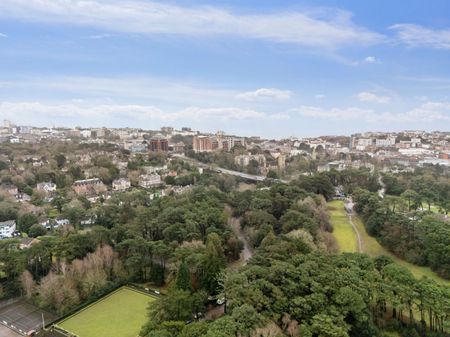 **2 Bedroom Flat in Meyrick Park** - Photo 2