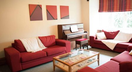 Large Family Home - Photo 2