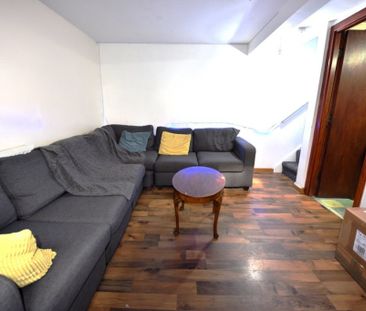 4 bedroom House in John Street, Leeds - Photo 4