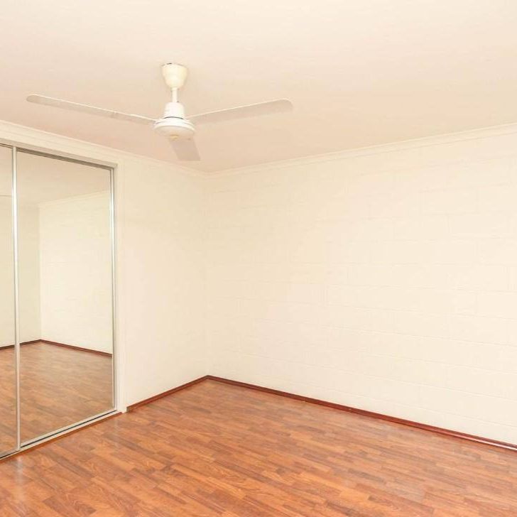 Quaint townhouse close to beachfront - Photo 1
