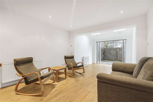 An extended two bedroom house, well located in central Twickenham. - Photo 1