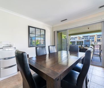 3-Bedroom Apartment in Prestigious Emerald Lakes - Photo 3