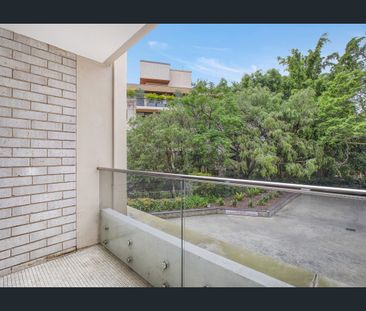 Spacious Three-Bedroom Apartment in a Prime Neutral Bay Location - Photo 5