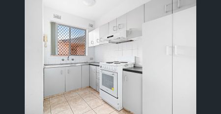 Two bedroom apartment in convenient location - Photo 4