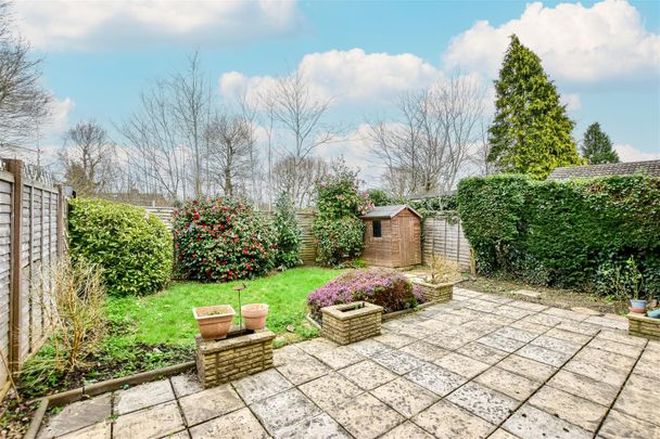 4 bed end of terrace house to rent in Cumberland Close, Amersham, HP7 - Photo 1