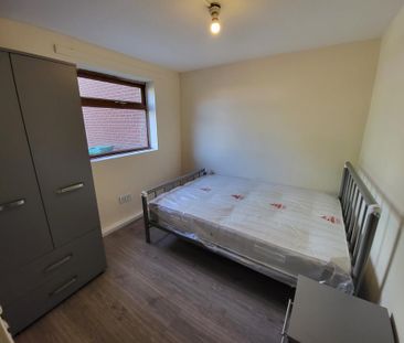 4 bedroom semi-detached house to rent - Photo 6