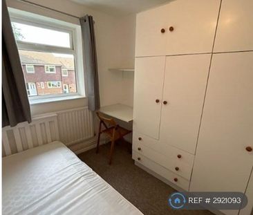 4 bedroom end of terrace house to rent - Photo 2