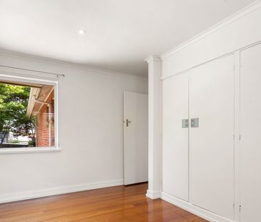 Charming and well presented 3 bedroom home - Photo 3