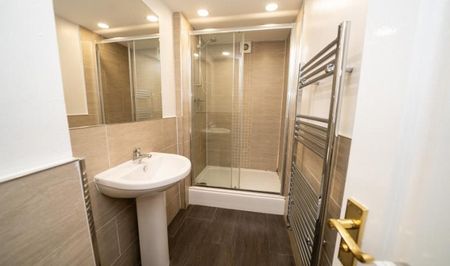 Amazing 5 bedroom Flat - Photo 5