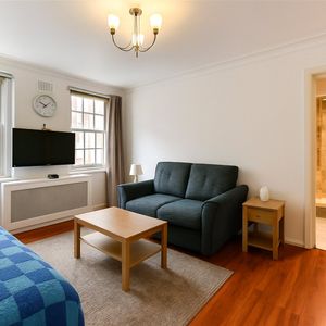 South Facing One Bedroom Apartment in Portered Block - Photo 2