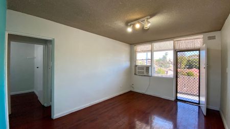 2-bedroom Unit with Floorboards for lease in a popular location - Photo 3