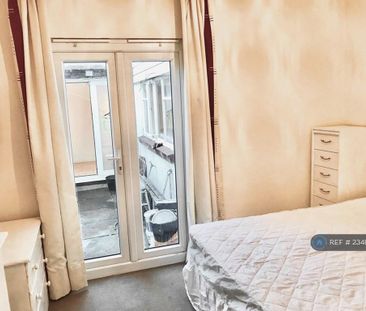 4 bedroom semi-detached house to rent - Photo 5