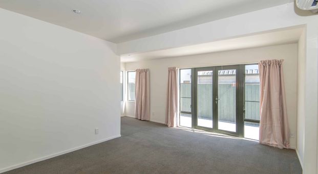 Modern townhouse stones throw from Westfield Mall - Photo 1