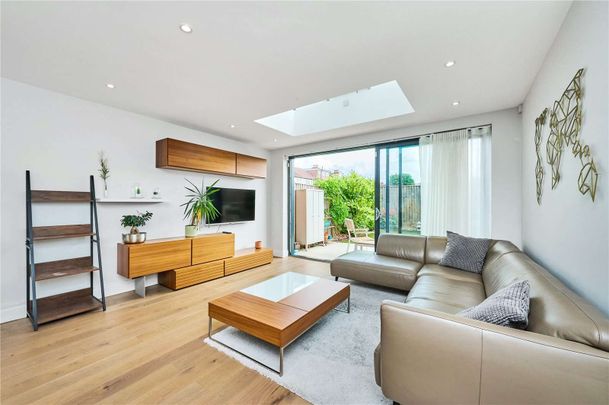 Bowling Green Mews, Wimbledon, London, SW20 8DJ - Photo 1