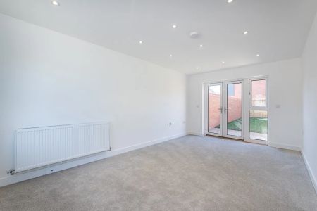 3 bedroom end of terrace house to rent - Photo 2