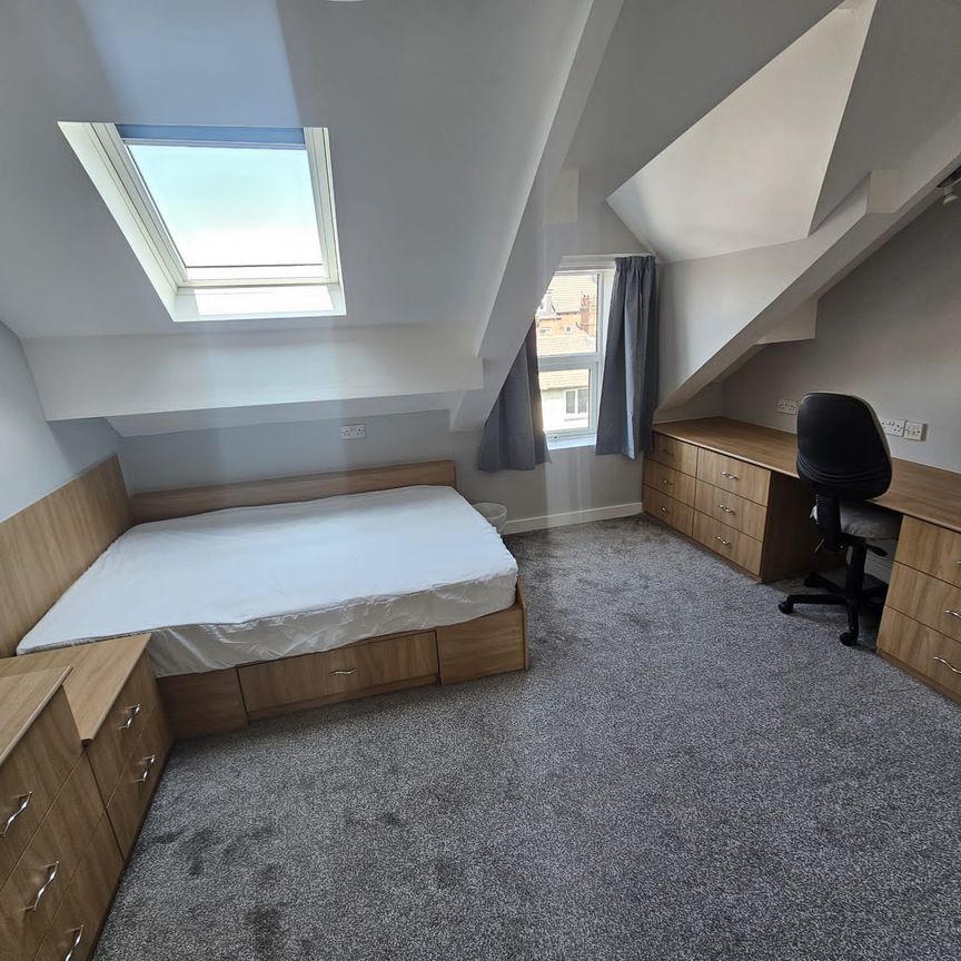 5 Bed - 8 Walmsley Road, Hyde Park, Leeds - LS6 1NG - Student - Photo 1