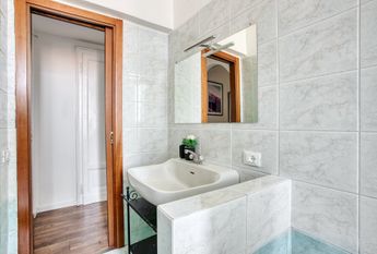 Large single room with balcony in Milan