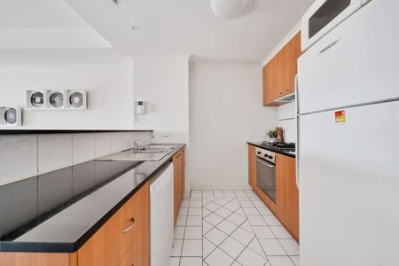 Prime Apartment in the Sought-After Boulevarde Complex - Photo 5