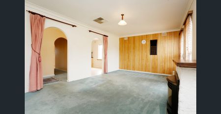 🏡 Spacious 3 Bedroom Family Home on a Large Block - Photo 2