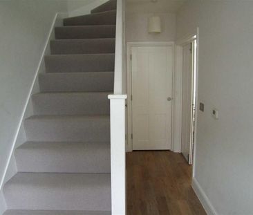 4 bedroom semi-detached house to rent - Photo 4