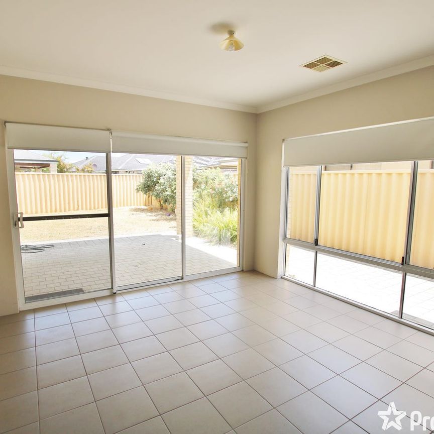 SIZE, LOCATION, PARK LAND VIEWS - Reverse Cycle Air Conditioning! - Photo 1