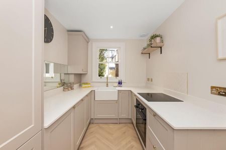 2 bedroom ground floor flat to rent - Photo 2