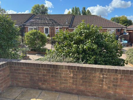 2 bedroom bungalow to rent - Photo 3