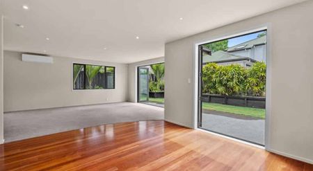 Large and Light Filled - Easy 10 minute walk to the Beach! - Photo 3