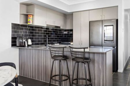 Effortless Modern Living in a Family-Friendly Location&excl; - Photo 2